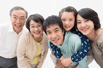 笑顔の家族の写真
